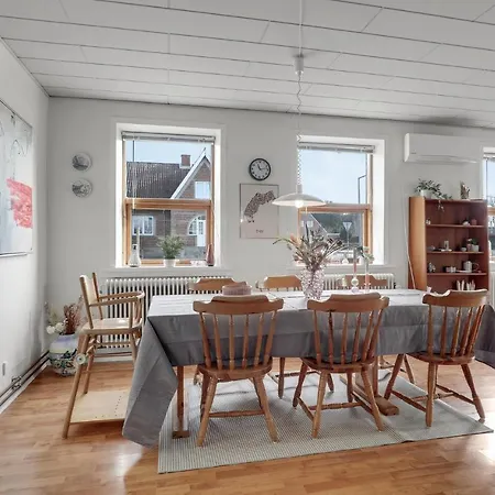 4 Bedroom Gorgeous In Aakirkeby Dom wakacyjny *