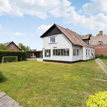 4 Bedroom Gorgeous In Aakirkeby 別荘 Åkirkeby